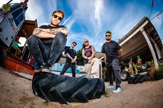 Bandshoot met vier bandleden op een buitenlocatie met groothoeklens