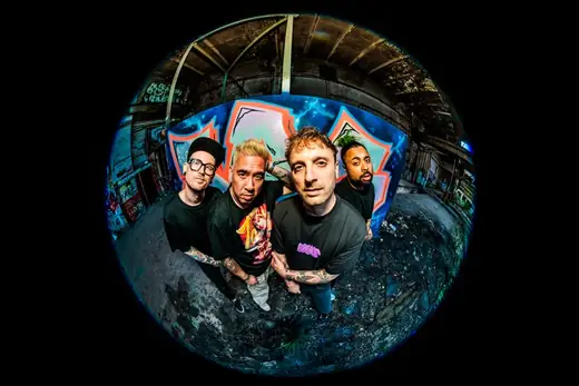 Call It Off in een fisheye-cirkel in een verlaten hal