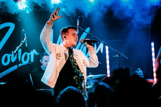 Conor McLain live op het podium