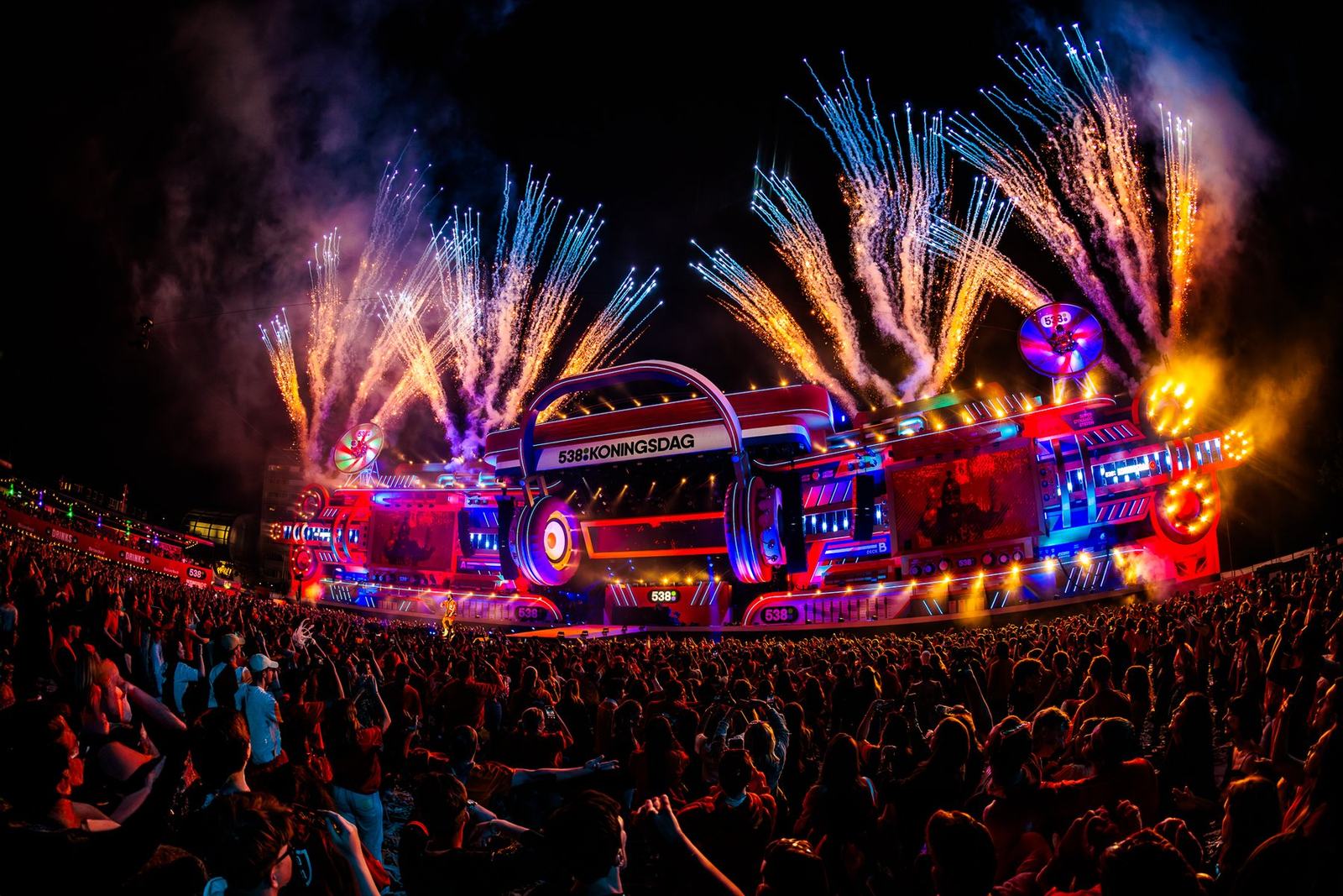 Festivalpodium met vuurwerk tijdens 538 Koningsdag