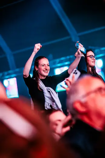 Festivalganger met gebalde vuist