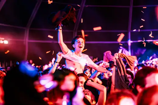 Festivalganger op de schouders met confetti