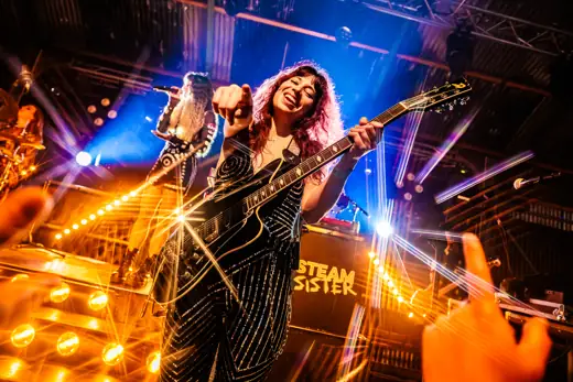 Gitarist wijst naar het publiek